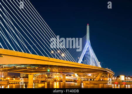 Zakim Bunker Hill Brücke in Boston, MA bei Nacht Stockfoto