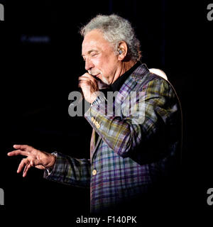 Tom Jones spielt V Festival Hylands Park am 22.08.2015 im Hylands Park, Chelmsford.  Personen im Bild: Tom Jones. Bild von Julie Edwards Stockfoto