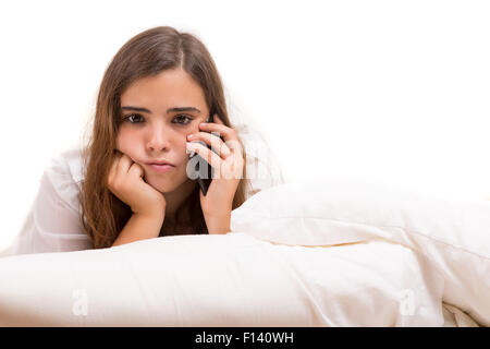 Depressive Frau im Bett liegend, isoliert auf weiß Stockfoto