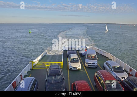 Autos auf dem Deck der Fähre über den Ärmelkanal UK Stockfoto