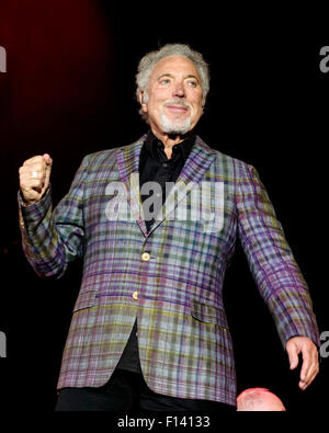 Tom Jones spielt V Festival Hylands Park am 22.08.2015 im Hylands Park, Chelmsford.  Personen im Bild: Tom Jones. Bild von Julie Edwards Stockfoto