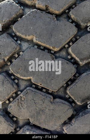 Textur eines gebrauchten Reifen in einem riesigen Muldenkipper für die Bauindustrie Stockfoto