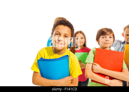 Lustige afrikanische amerikanische Schuljunge mit Freunden Stockfoto