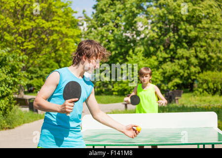 Zwei Jungen spielen Ping-Pong außerhalb Stockfoto