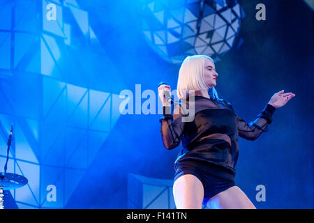 Saubere Bandit spielt V Festival Hylands Park am 23.08.2015 im Hylands Park, Chelmsford.  Personen im Bild: Grace Chatto. Bild von Julie Edwards Stockfoto