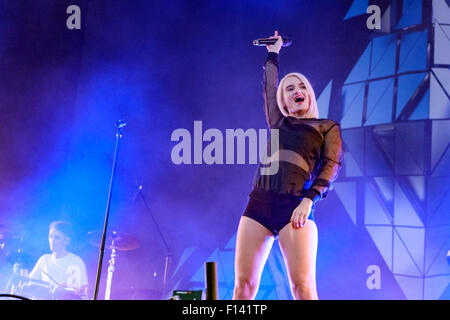 Saubere Bandit spielt V Festival Hylands Park am 23.08.2015 im Hylands Park, Chelmsford.  Personen im Bild: Grace Chatto. Bild von Julie Edwards Stockfoto