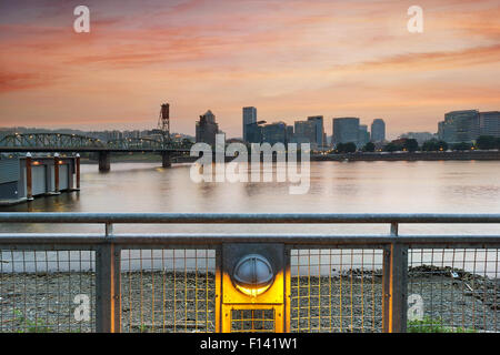 Sonnenuntergang über Portland Oregon Innenstadt am Wasser von Hawthorne Bridge entlang Willamette River Stockfoto