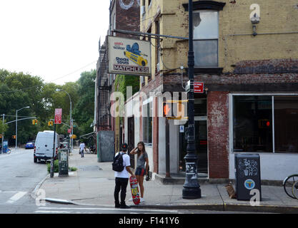 Bar-unvergleichliche Manhattan Avenue grüne Punkt Brooklyn New York Hipster Café bar Skateboarder paar Straße Szene Williamsburg Stockfoto