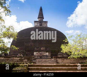 Die Rückseite des Rankoth Vehera, die größte buddhistische Stupa in den Ruinen des alten Königreichs Capitol von Polonnaruwa Stockfoto