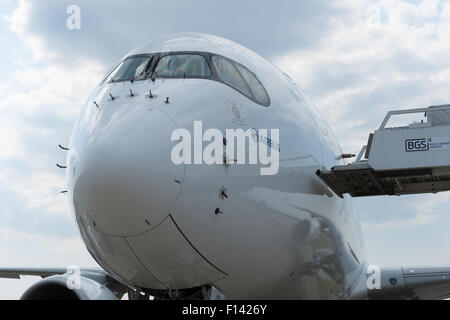 Moskau, Russland. 26. August 2015. Die zwölften internationalen Moskau Luft-und Show MAKS 2015 eröffnete am 25. August 2015 in Schukowski-Stadt in der Region Moskau. Die Show soll die russische Luft-und Errungenschaften zu demonstrieren, Verträge und internationale Projekte zu verhandeln. Für die Demonstrationsflug bereit Airbus 350-900 bekommt. © Alex Bilder/Alamy Leben Neukredite: Alex Bilder / Alamy Live News Stockfoto