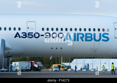 Moskau, Russland. 26. August 2015. Die zwölften internationalen Moskau Luft-und Show MAKS 2015 eröffnete am 25. August 2015 in Schukowski-Stadt in der Region Moskau. Die Show soll die russische Luft-und Errungenschaften zu demonstrieren, Verträge und internationale Projekte zu verhandeln. Für die Demonstrationsflug bereit Airbus 350-900 bekommt. © Alex Bilder/Alamy Leben Neukredite: Alex Bilder / Alamy Live News Stockfoto