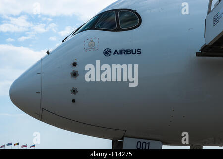 Moskau, Russland. 26. August 2015. Die zwölften internationalen Moskau Luft-und Show MAKS 2015 eröffnete am 25. August 2015 in Schukowski-Stadt in der Region Moskau. Die Show soll die russische Luft-und Errungenschaften zu demonstrieren, Verträge und internationale Projekte zu verhandeln. Für die Demonstrationsflug bereit Airbus 350-900 bekommt. © Alex Bilder/Alamy Leben Neukredite: Alex Bilder / Alamy Live News Stockfoto