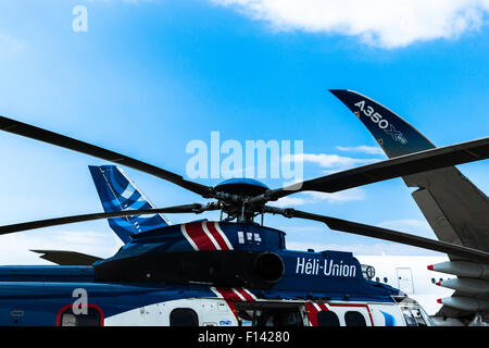 Moskau, Russland. 26. August 2015. Die zwölften internationalen Moskau Luft-und Show MAKS 2015 eröffnete am 25. August 2015 in Schukowski-Stadt in der Region Moskau. Die Show soll die russische Luft-und Errungenschaften zu demonstrieren, Verträge und internationale Projekte zu verhandeln. H-225 Hubschrauber bei der Exposition. Airbus 350-900 im Hintergrund Credit: Alex Bilder / Alamy Live News Stockfoto