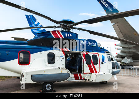 Moskau, Russland. 26. August 2015. Die zwölften internationalen Moskau Luft-und Show MAKS 2015 eröffnete am 25. August 2015 in Schukowski-Stadt in der Region Moskau. Die Show soll die russische Luft-und Errungenschaften zu demonstrieren, Verträge und internationale Projekte zu verhandeln. H-225 Hubschrauber bei der Exposition. Airbus 350-900 im Hintergrund Credit: Alex Bilder / Alamy Live News Stockfoto