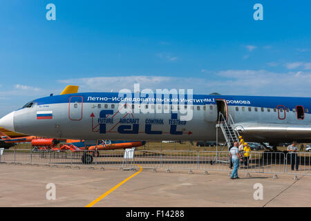 Moskau, Russland. 26. August 2015. Die zwölften internationalen Moskau Luft-und Show MAKS 2015 eröffnete am 25. August 2015 in Schukowski-Stadt in der Region Moskau. Die Show soll die russische Luft-und Errungenschaften zu demonstrieren, Verträge und internationale Projekte zu verhandeln. Tupolew Tu-154 als fliegende Labor der russischen Flight Research Institut Kredit: Alex Bilder / Alamy Live News Stockfoto