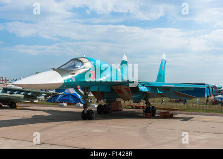 Moskau, Russland. 26. August 2015. Die zwölften internationalen Moskau Luft-und Show MAKS 2015 eröffnete am 25. August 2015 in Schukowski-Stadt in der Region Moskau. Die Show soll die russische Luft-und Errungenschaften zu demonstrieren, Verträge und internationale Projekte zu verhandeln. Suchoi Su-34 (Verteidiger) Kämpfer gegen eine statische Darstellung der Flugshow Credit: Alex Bilder / Alamy Live News Stockfoto