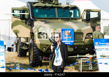 Moskau, Russland, Mittwoch, 26. August 2015. Die zwölften internationalen Moskau Luft-und Show MAKS 2015 eröffnete am 25. August 2015 in Schukowski-Stadt in der Region Moskau. Die Show soll die russische Luft-und Errungenschaften zu demonstrieren, Verträge und internationale Projekte zu verhandeln. Unbekannter Fotograf bei der Flugschau vor dem Hintergrund der Bekämpfung Aufklärungsfahrzeug. Bildnachweis: Alex Bilder/Alamy Live-Nachrichten Stockfoto