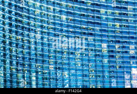 Blaue glasig Gebäude Hintergrund. Hunderte von Windows Architektur Kulisse. Moderne Architektur. Stockfoto