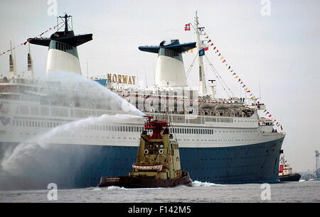 AJAXNETPHOTO. 1. MAI 1980. SOUTHAMPTON, ENGLAND. -JUNGFERNFAHRT FÜR NEUE LOOK-LINER - S.S.NORWAY (EX-FRANZÖSISCHEM VORBILD FRANKREICH) NACH INNEN GEBUNDEN AUF DER ERSTEN ETAPPE IHRER JUNGFERNFAHRT REFIT-REISE VON OSLO NACH NEW YORK. FOTO: JONATHAN EASTLAND/AJAX REF: 0559 41 Stockfoto