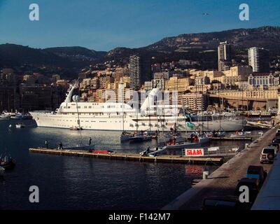 AJAXNETPHOTO. 2001., MONACO - ATLANTIS II - PRINZ RANIER YACHT, EIN VERTRAUTER ANBLICK IM HAFEN. FOTO: JONATHAN EASTLAND / AJAX. REF: 0201 Stockfoto