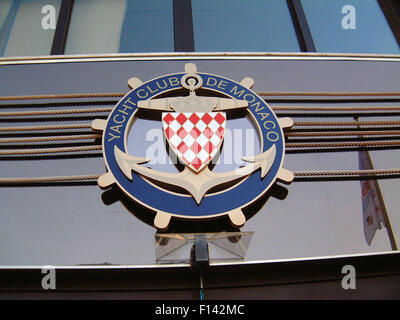 AJAXNETPHOTO. 2001., MONACO. -YACHT CLUB DE MONACO ABZEICHEN ÜBER DEM ALTEN CLUB EINGANG UMGEBAUT ZU EINER VERLÄNGERUNG DER INTERNATIONALE SCHULE VON MONACO FOTO: JONATHAN EASTLAND / AJAX. REF: 02 2001 Stockfoto