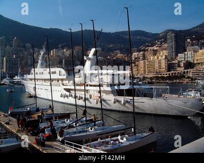 AJAXNETPHOTO. 2001., MONACO - SUPERYACHT - ATLANTIS II - PRINZ RANIER YACHT, EIN VERTRAUTER ANBLICK IM HAFEN. FOTO: JONATHAN EASTLAND / AJAX. REF: 02 2001 01 Stockfoto