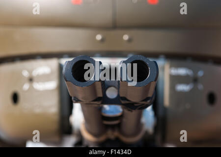 Moskau, Russland, Mittwoch, 26. August 2015. Die zwölften internationalen Moskau Luft-und Show MAKS 2015 eröffnete am 25. August 2015 in Schukowski-Stadt in der Region Moskau. Die Show soll die russische Luft-und Errungenschaften zu demonstrieren, Verträge und internationale Projekte zu verhandeln. Doppel-barreled Pistole von einem Militärhubschrauber. Bildnachweis: Alex Bilder/Alamy Live-Nachrichten Stockfoto