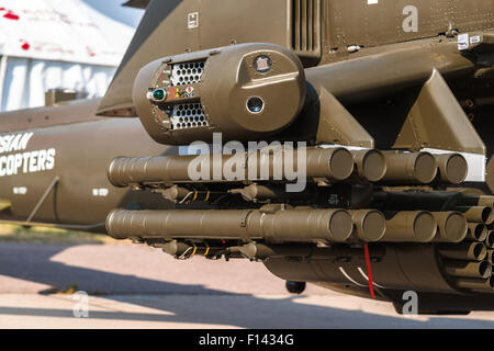 Moskau, Russland, Mittwoch, 26. August 2015. Die zwölften internationalen Moskau Luft-und Show MAKS 2015 eröffnete am 25. August 2015 in Schukowski-Stadt in der Region Moskau. Die Show soll die russische Luft-und Errungenschaften zu demonstrieren, Verträge und internationale Projekte zu verhandeln. Rakete Behälter mit dem Mil-Angriff Hubschrauber auf dem Display an der Airshow. Bildnachweis: Alex Bilder/Alamy Live-Nachrichten Stockfoto