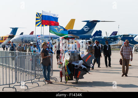 Moskau, Russland, Mittwoch, 26. August 2015. Die zwölften internationalen Moskau Luft-und Show MAKS 2015 eröffnete am 25. August 2015 in Schukowski-Stadt in der Region Moskau. Die Show soll die russische Luft-und Errungenschaften zu demonstrieren, Verträge und internationale Projekte zu verhandeln. Unbekannte Frau Vertrieb Souvenirs im static Display der Flugshow. Bildnachweis: Alex Bilder/Alamy Live-Nachrichten Stockfoto