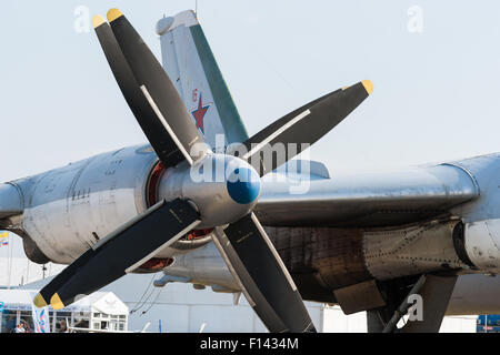 Moskau, Russland, Mittwoch, 26. August 2015. Die zwölften internationalen Moskau Luft-und Show MAKS 2015 eröffnete am 25. August 2015 in Schukowski-Stadt in der Region Moskau. Die Show soll die russische Luft-und Errungenschaften zu demonstrieren, Verträge und internationale Projekte zu verhandeln. Propeller der Turboprop-Triebwerk des strategischen Bombers Tupolew Tu-95 (Bär) auf dem Display auf den historischen Teil der Flugshow. Bildnachweis: Alex Bilder/Alamy Live-Nachrichten Stockfoto