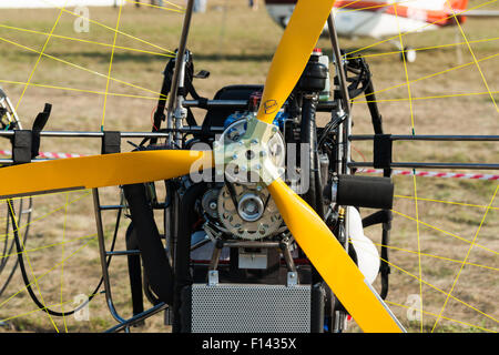 Moskau, Russland, Mittwoch, 26. August 2015. Die zwölften internationalen Moskau Luft-und Show MAKS 2015 eröffnete am 25. August 2015 in Schukowski-Stadt in der Region Moskau. Die Show soll die russische Luft-und Errungenschaften zu demonstrieren, Verträge und internationale Projekte zu verhandeln. Etwas Licht und es können fliegen. Leichtaviatik Teil der Flugshow. Bildnachweis: Alex Bilder/Alamy Live News Stockfoto