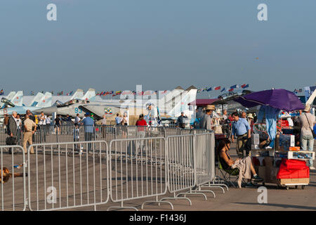 Moskau, Russland, Mittwoch, 26. August 2015. Die zwölften internationalen Moskau Luft-und Show MAKS 2015 eröffnete am 25. August 2015 in Schukowski-Stadt in der Region Moskau. Die Show soll die russische Luft-und Errungenschaften zu demonstrieren, Verträge und internationale Projekte zu verhandeln. Gesamtansicht der statischen Ausstellung der Flugshow. Bildnachweis: Alex Bilder/Alamy Live-Nachrichten Stockfoto
