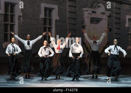 New York, NY, USA. 26. August 2015. Die Tänzer des Pearl in Anwesenheit für spezielle Presse Vorschau Of The neue Tanz spektakuläre PEARL, David H. Koch Theater im Lincoln Center, New York, NY 26. August 2015. Bildnachweis: Jason Smith/Everett Collection/Alamy Live-Nachrichten Stockfoto