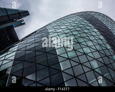 Stürmischer Himmel und stürmischen Märkten über die Gurke und das Londoner Bankenviertel Stockfoto