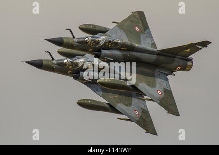 Das französische Air Force Ramex Delta-Displayteam fliegt ein Paar atomarer Bomber des Typs Mirage 2000N Stockfoto