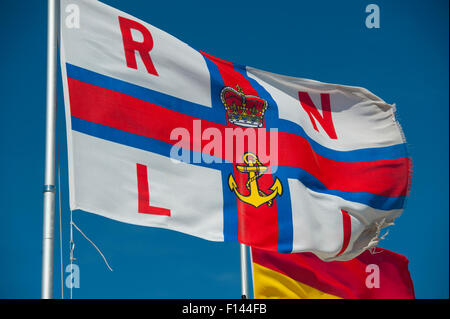 Die Royal National Lifeboat Institution Flagge im Wind in Portsmouth Stockfoto