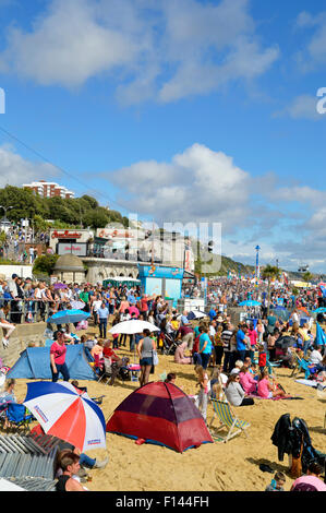 Massen Sonnenbaden am Strand von Bournemouth an einem heißen Sommertag im August Stockfoto