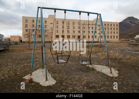 Spielplatz und Wohnung des Kindes blockieren in den verlassenen Bergbau Stadt der Pyramiden auf Spitzbergen. Stockfoto