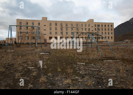 Gebäude und Spielplatz in der verlassenen Bergbau Stadt der Pyramiden auf Spitzbergen. Stockfoto