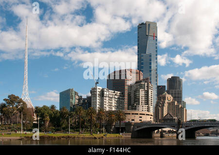 Arts Centre Turmspitze und der Southgate Bezirk auf dem Yarra River, Southbank, Melbourne Stockfoto