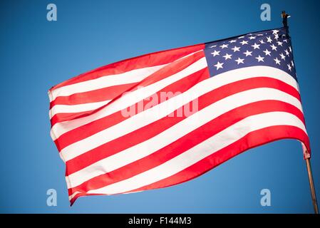 Flagge der Vereinigten Staaten von Amerika. Amerikanische Flagge im Wind. Stockfoto
