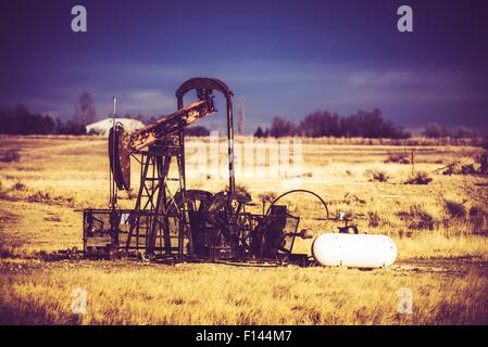 Vintage Rusty Ölpumpe in Colorado, Vereinigte Staaten von Amerika. Stockfoto