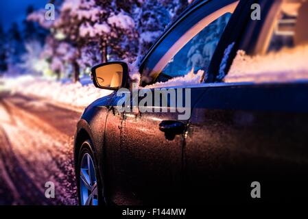 Winter Night Drive. Reisen mit dem Auto bei winterlichen Bedingungen. Wintersaison auf der Straße. Stockfoto