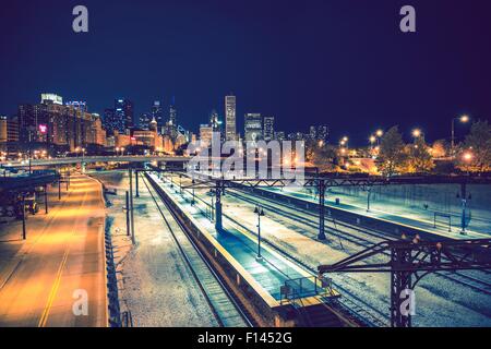 Willkommen in Chicago. Late-Night Chicago Skyline und der Eisenbahn. Chicago, Illinois, Vereinigte Staaten von Amerika. Stockfoto