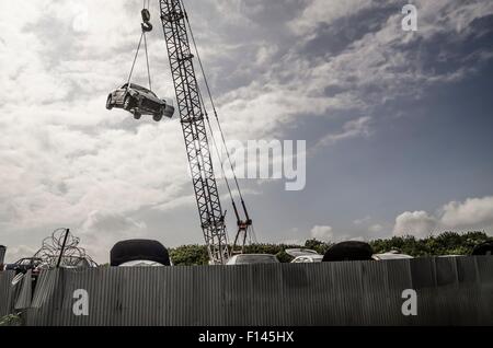 Abstürzen Sie beschädigtes Auto hängen vom Kran bei Breakers Yard. Fotografiert in Teesside, UK Stockfoto