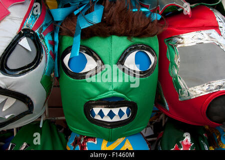 Lucha Libre (mexikanische Wrestling) Masken vor einem Geschäft an der 24th Street in The Mission in San Francisco, Kalifornien. Stockfoto