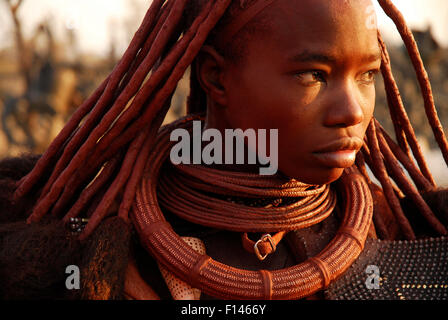 Portrait von Himba Frau mit charakteristischen Otjize (eine Mischung aus Butter Asche und Ocker) Verkleidung Haar- und Hautpflege, Kaokoland, Namibia, Februar 2005 Stockfoto