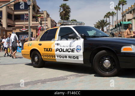 Huntington Beach Polizeiauto. Taxi oder Polizei Auto fahren. DUI Anzeige Warnung nicht zu trinken und fahren. Stockfoto