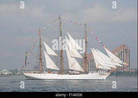 Cisne Branco, einem Großsegler gehören an die brasilianische Marine während der Op Sail 2012, den Hudson River hinauf. Stockfoto