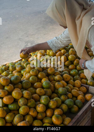 Obstverkäufer in einem Markt in Jakarta, Indonesien Stockfoto